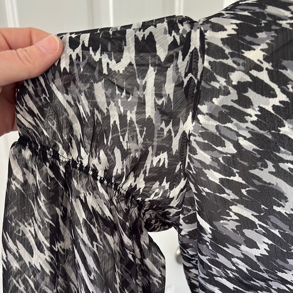 Express NWT Black and White Peplum Long Sleeved Blouse - Picture 3 of 13